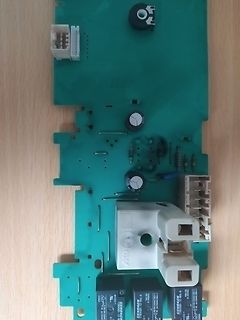 Grüne Leiterplatte mit elektronischen Bauteilen