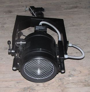 Schwarzer Scheinwerfer auf Holzuntergrund