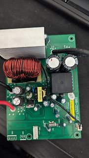 Leiterplatte eines Schaltnetzteils mit Spule und Kühlkörper