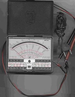 Analoges Multimeter in einer Tasche
