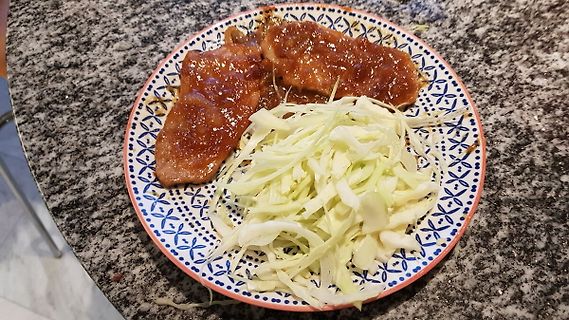 Fleisch mit Krautsalat auf Teller