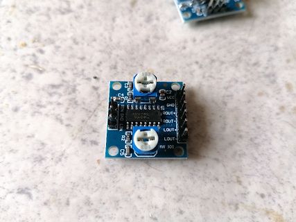 Audio-Verstärker Modul auf Tisch