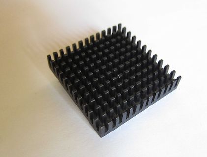 Schwarzer Kühlkörper aus Aluminium