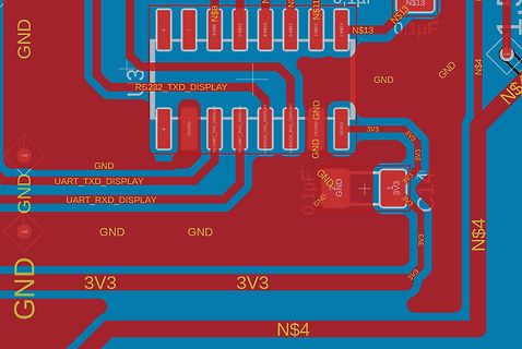 Ausschnitt eines PCB-Layouts mit Leiterbahnen und Beschriftungen