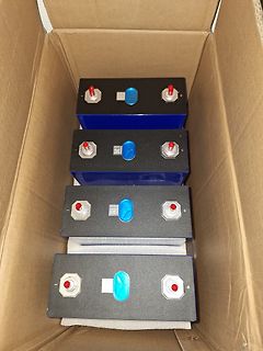 Vier blaue Batterien in einem Karton