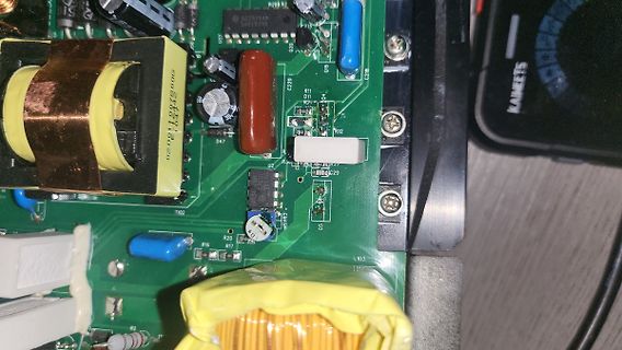 Nahaufnahme einer Leiterplatte mit elektronischen Bauteilen