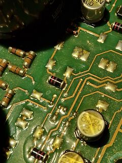 Nahaufnahme einer Leiterplatte mit elektronischen Bauteilen