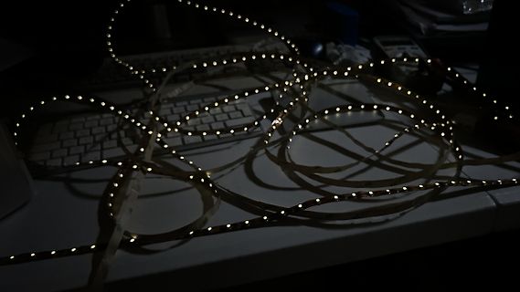 LED-Streifen auf einem Schreibtisch