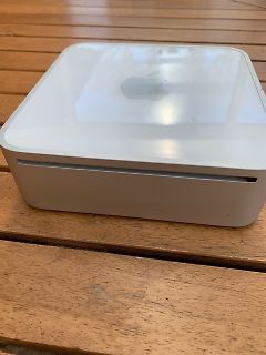 Apple Mac Mini auf Holztisch