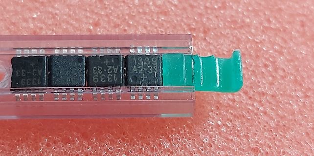 Vier Elektrolytkondensatoren in einem Kunststoffgehäuse