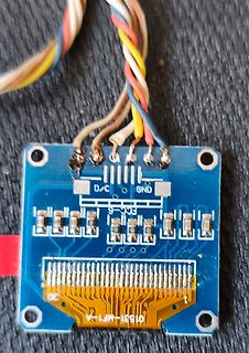 Leiterplatte mit Flachbandkabel und angelöteten Drähten