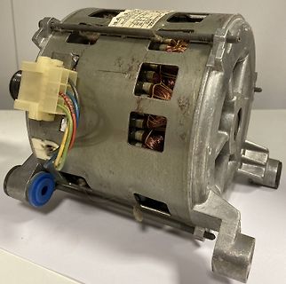 Elektromotor mit sichtbaren Wicklungen und Steckverbindung
