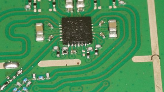 Makroaufnahme einer Leiterplatte mit integriertem Schaltkreis