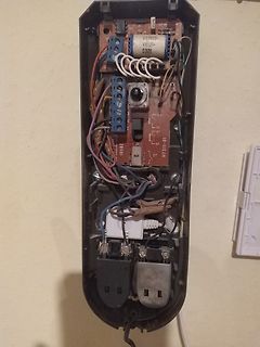 Offenes Gehäuse einer Steckdose mit Platine und Verkabelung