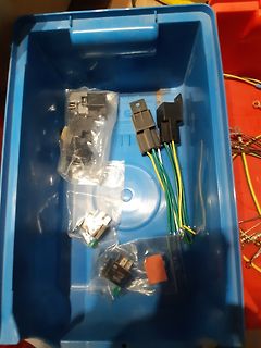 Elektronikbauteile und Steckverbinder in einer blauen Box