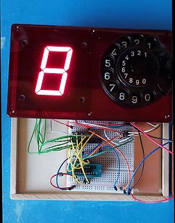 Elektronik-Aufbau mit 7-Segment-Anzeige und Wählscheibe
