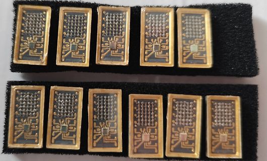 Mehrere kleine Leiterplatten mit Goldbeschichtung