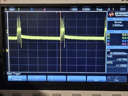 Oszilloskop-Display mit Signalverlauf