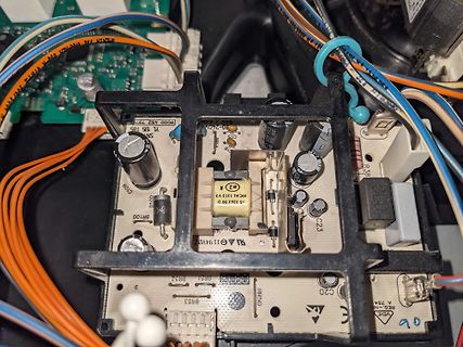 Nahaufnahme einer bestückten Leiterplatte mit elektronischen Bauteilen
