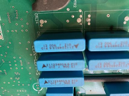 Nahaufnahme von Elektrolytkondensatoren auf einer Leiterplatte