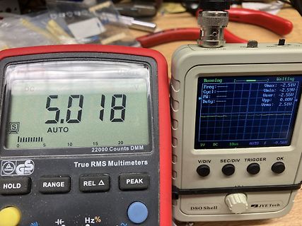 Digitalmultimeter und Oszilloskop auf Werkstattuntergrund