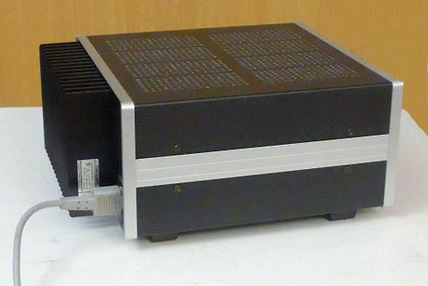 Schwarzer Audioverstärker mit Kühlkörper