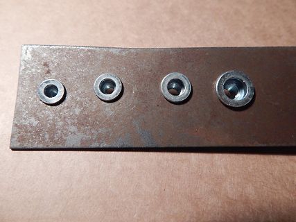 Metallplatte mit vier Bohrungen