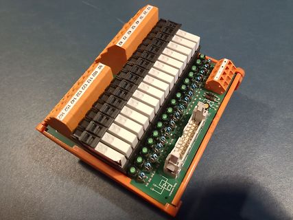 Elektronikmodul mit Klemmen und Steckverbindern