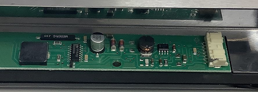 Foto einer Leiterplatte mit elektronischen Bauteilen