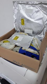 Verpackte Elektronikkomponenten in einem Karton