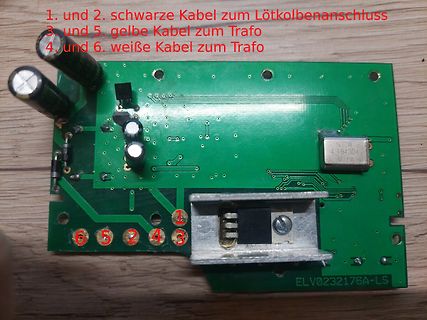 Leiterplatte mit Bauteilen und Beschriftung