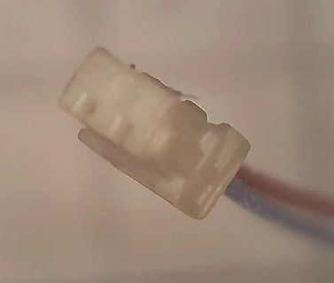 Elektrischer Steckverbinder mit Kabeln