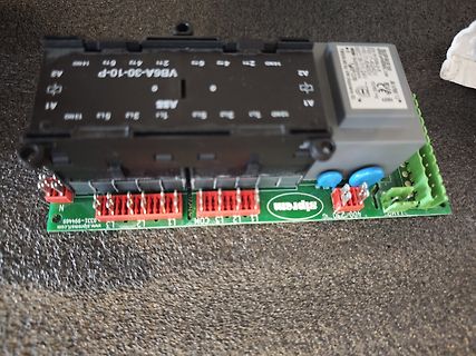 Elektronisches Bauteil mit Leiterplatte und Anschlussklemmen