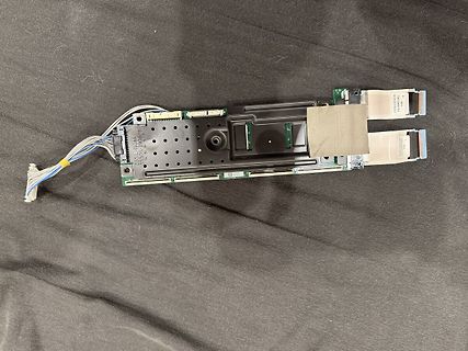 Hardware-Komponente mit Kabeln und Flachbandkabeln