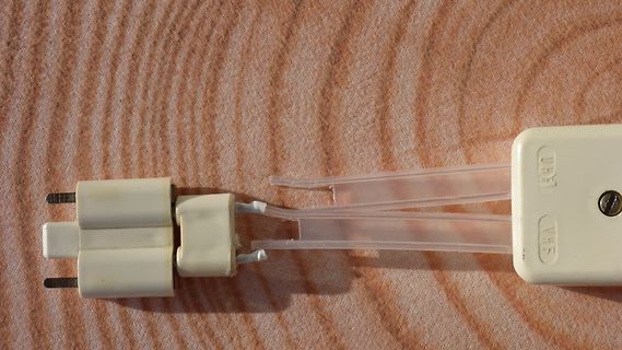 Defekter Stecker mit beschädigtem Kabel
