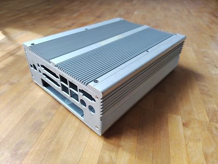 Aluminiumgehäuse mit Kühlrippen und Anschlüssen