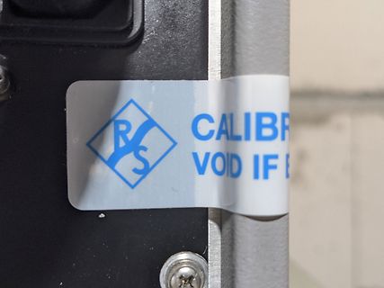 Nahaufnahme eines Kalibrierstickers auf einem Gerät