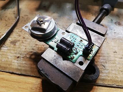 Leiterplatte mit Elektrolytkondensatoren in Schraubstock