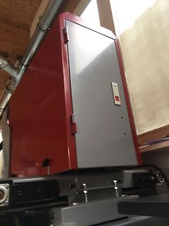 Rotes Gehäuse eines Geräts auf Metallgestell