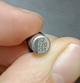 Elektronikbauteil in einer Hand