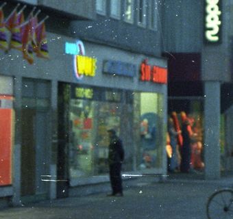 Nachtaufnahme einer Ladenfront mit Schaufenster