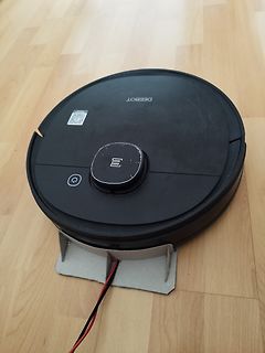 Saugroboter DEEBOT auf Holzboden