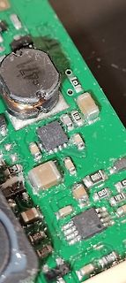 Nahaufnahme einer Leiterplatte mit elektronischen Bauteilen