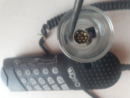 Stecker eines Handhörers auf Fernbedienung