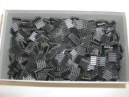 Viele schwarze Stiftleisten-Stecker in einer Schachtel