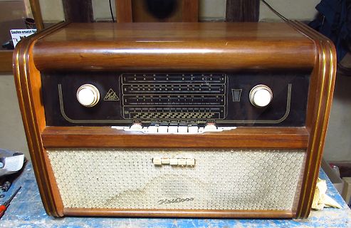 Altes Röhrenradio aus Holz