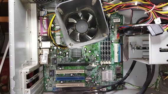 Innenansicht eines Computergehäuses mit Mainboard und Lüfter