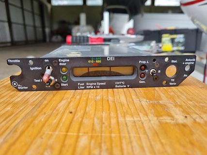 Flugzeug-Instrumentenpanel mit Digital Engine Indicator