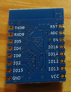 Blaue Leiterplatte mit Pin-Beschriftung