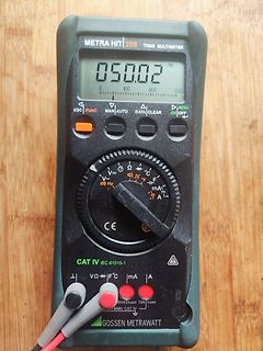 Digitalmultimeter auf Holzuntergrund